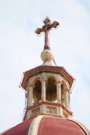Precioso campanario de la iglesia de Santa Cruz, una conocida iglesia católica romana en Chao Phraya Riverbank de Bangkok, Tailandia