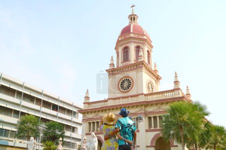 Pareja admirando la Iglesia Católica de Santa Cruz, un impresionante hito histórico en Chao Phraya Riverbank de Bangkok, Tailandia
