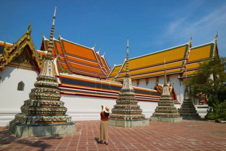 Besucherin im Tempel des Liegenden Buddha oder Wat Pho auf der Insel Rattanakosin, Bangkok, Thailand