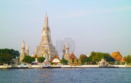 Impresionante vista del templo del amanecer o Wat Arun, el hito icónico de Bangkok en la orilla del río Chao Phraya, Tailandia