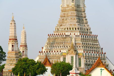 Detalles de los Santos Cantos del Templo del Amanecer Llamado Phraprang, un Complejo Simbólico del Templo Budista en Bangkok, Tailandia