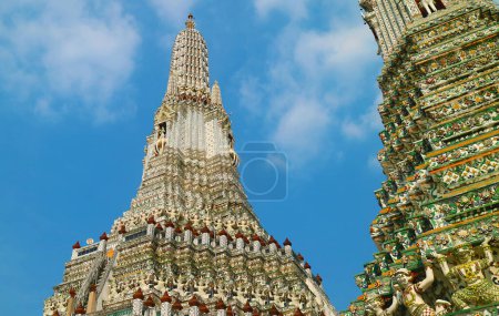 Die zentralen heiligen Türme oder Phraprang des Tempels der Morgendämmerung mit der erstaunlichen Statue von Indra, die auf Airavata reitet, dem Wahrzeichen Bangkoks, Thailand