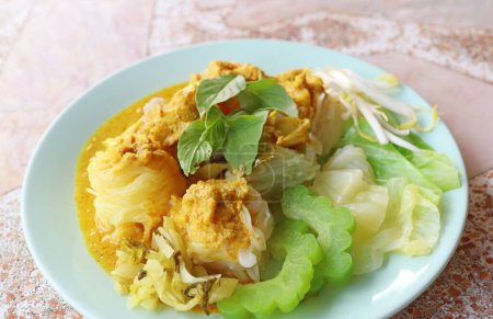 Foto de Khanom Jeen Nam Ya Poo, Región Sur de Tailandia Sabroso plato de arroz Vermicelli servido con carne picante de cangrejo curry amarillo - Imagen libre de derechos