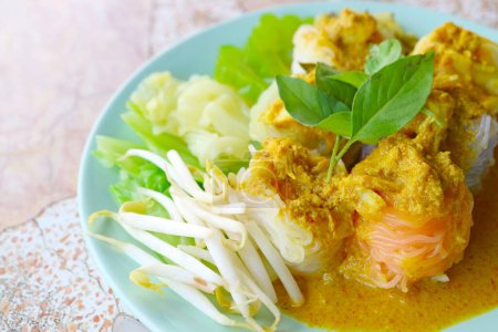 Köstliches Thai-Gericht von Khanom Chin Nam Ya Poo, ein Reisvermicelli serviert mit scharfem Krabbenfleisch, gelbem Curry und verschiedenen Gemüsesorten