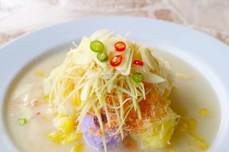 Köstliche Khanom Jeen Sao Nam, ein thailändisches Gericht aus Reisvermicelli mit gehacktem frischem Obst und Gemüse, gemahlenen getrockneten Garnelen in Kokosmilchsuppe