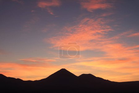 Beeindruckender Sonnenaufgangshimmel über der Silhouette des Vulkans Licancabur in der Atacama-Wüste, San Pedro de Atacama-Stadt im Norden Chiles, Südamerika