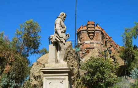 Denkmal von Pedro de Valdivia, einem spanischen Eroberer mit dem Schloss Hidalgo auf dem Hügel des Cerro Santa Lucia, Innenstadt von Santiago, Chile, Südamerika