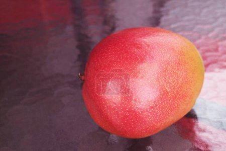 Lebendige Farbe Frische reife Mangofrucht isoliert auf dem Tisch, Chile, Südamerika