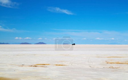 Foto de Van Parking on the Immense Salt Pan of Salar de Uyuni, Bolivia, South America - Imagen libre de derechos