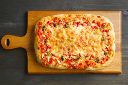Foto de Pizza casera recién horneada Allá Pala en un tablero de madera - Imagen libre de derechos