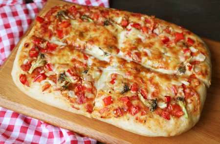 Foto de Primer plano de la deliciosa pizza recién horneada Allá Pala - Imagen libre de derechos