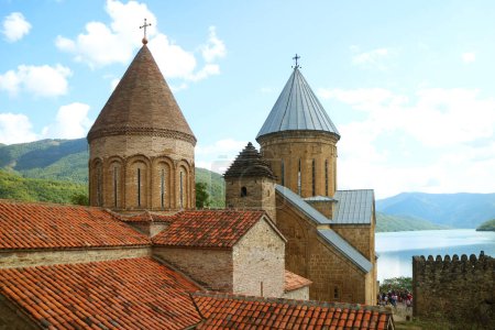 Dos de las hermosas iglesias medievales en la fortaleza de Ananuri en la orilla del embalse de Jinvali, Georgia