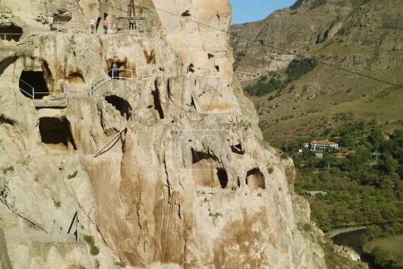 Incroyable monastère médiéval de la grotte de Vardzia, excavé des pentes de la montagne Erusheti près de la ville d'Aspindza, Géorgie du Sud