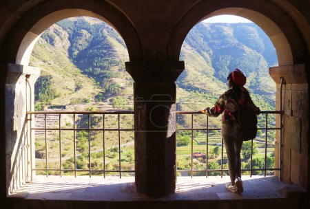 Foto de Female Traveler at the Two-arched Portico of Church of the Assumption at Vardzia Medieval Cave City on Erusheti Mountain, Southern Georgia - Imagen libre de derechos