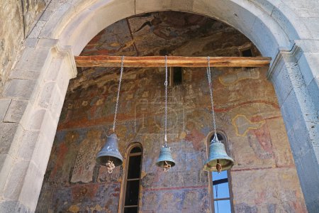 Foto de Three of Bells and Medieval Mural on the Facade of Church of the Assumption at Vardzia Cave City on Erusheti Mountain, Southern Georgia - Imagen libre de derechos