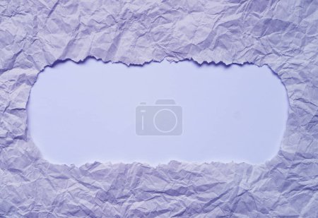 Cadre de papier lilas pâle déchiré avec espace de copie bleu clair