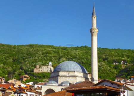 Minarete de Sinan Pasha Mezquita con Iglesia del Santo Salvador en la Colina de Fondo, Ciudad de Prizren, Kosovo