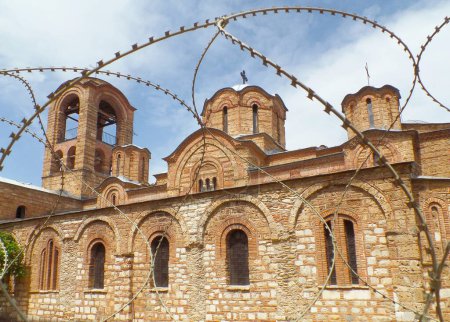 Iglesia de Nuestra Señora de Ljevis en Prizren de Kosovo, una iglesia impresionante detrás del alambre de púas
