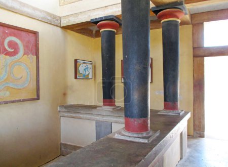 Foto de Habitación Reconstruida con Molumnos Increíbles y Réplicas de Pinturas Fresco en Knossos, Isla de Creta, Grecia - Imagen libre de derechos