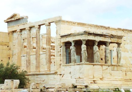 Der antike ionische Tempel Erechtheum mit der berühmten Karyatiden-Veranda auf der Akropolis von Athen, Griechenland