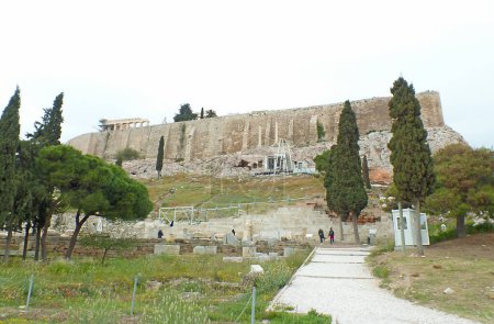 Colina de la Acrópolis con el teatro griego antiguo de Dionysus construido en su cuesta, Atenas, Grecia