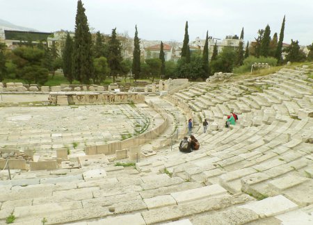 Restos del teatro de Dionysus Eleuthereus, un teatro griego antiguo construido en la cuesta de la Acrópolis de Atenas, Grecia
