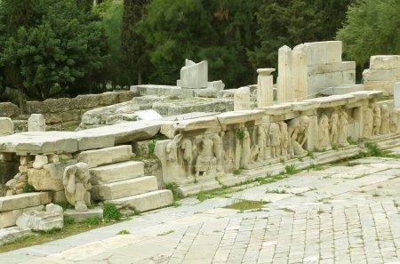 Die Bema des Phaidros, eine Marmorplattform, die als Bühnenfront für das antike griechische Theater des Dionysos diente, Akropolis, Athen, Griechenland