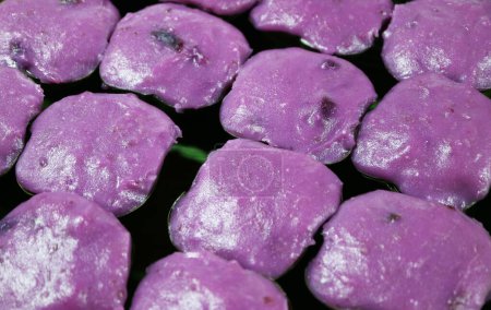 Nahaufnahme von Thai-Kokosmilchpudding namens Kanom Tako, gemischt mit lila Süßkartoffeln