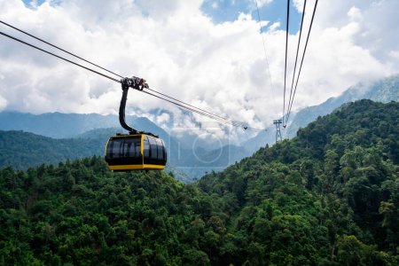 Foto de El teleférico eléctrico más largo del mundo a la cima de la montaña Fan Si Pan la montaña más alta de Indochina con niebla sobre las montañas - Imagen libre de derechos