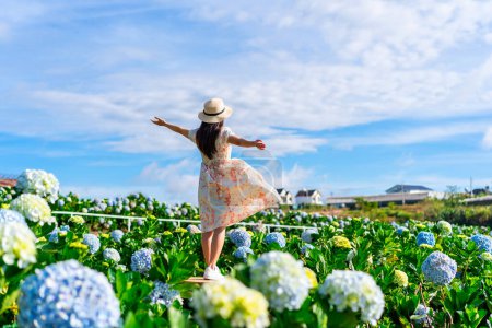 Foto de Jóvenes viajeras disfrutando con el floreciente jardín de hortensias en Dalat, Vietnam, Viajar concepto de estilo de vida - Imagen libre de derechos