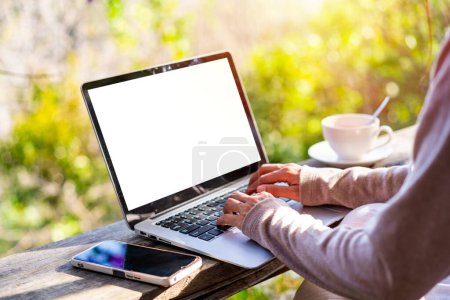 Mujer joven viajero freelancer que trabaja en línea usando el ordenador portátil mientras viaja de vacaciones, freelance y concepto de trabajo