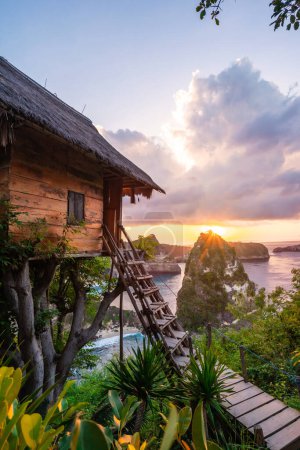 Schöner Sonnenaufgang am Baumhaus in Nusa Penida auf Bali, Indonesien