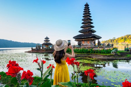 Foto de Joven turista relajándose y disfrutando de la hermosa vista en el templo Ulun Danu Beratan en Bali, Indonesia - Imagen libre de derechos