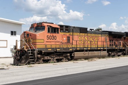 Téléchargez les photos : Kokomo - Circa August 2022: BNSF Railway locomotive. BNSF is a railroad subsidiary of Berkshire Hathaway with 32,500 miles of train track. - en image libre de droit