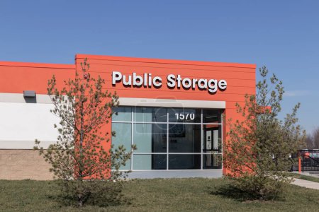 Foto de Brownsburg - Circa Noviembre 2022: Almacenamiento Público ubicación de self storage. Public Storage es la marca más grande de servicios de self storage en los Estados Unidos. - Imagen libre de derechos