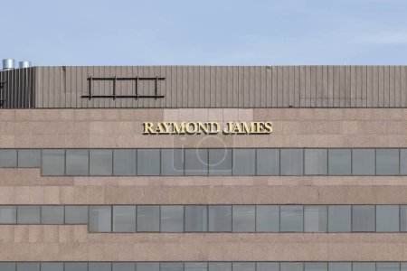 Foto de Carmel - Circa Noviembre 2022: Raymond James Localización financiera. Raymond James es un banco de inversión y una compañía de servicios financieros. - Imagen libre de derechos