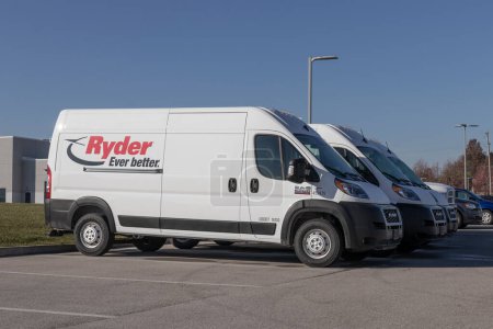 Foto de Brownsburg - Circa Noviembre 2022: Camión de alquiler de la flota de Ryder. Ryder es especialmente conocida por su flota de camiones de alquiler comerciales. - Imagen libre de derechos