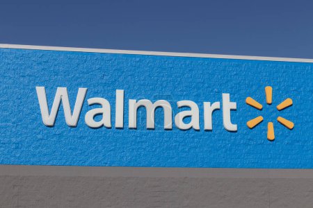 Téléchargez les photos : Brownsburg - Vers novembre 2022 : Détaillant Walmart discount. Walmart propose des produits dans les magasins locaux, sur Internet et sur son application Walmart. - en image libre de droit