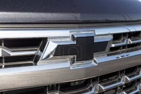 Foto de Ft. Wayne - Circa Noviembre 2022: Chevrolet Silverado 1500 display. Chevy ofrece el Silverado en modelos WT, Trail Boss, LT, RST y Custom. - Imagen libre de derechos