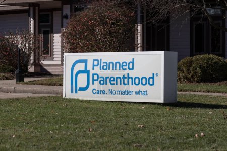Foto de Ft. Wayne - Circa Noviembre 2022: Ubicación de Planned Parenthood. Planned Parenthood ofrece servicios de salud reproductiva en los Estados Unidos. - Imagen libre de derechos