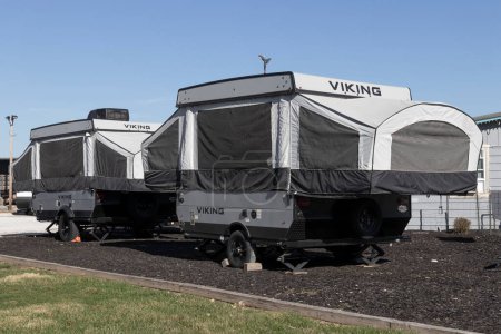 Foto de Lafayette - Circa Noviembre 2022: Viking Pop Up Campers by Coachmen RV. Viking ofrece los Pop Ups en los modelos Express, LS, Epic y Legend. - Imagen libre de derechos