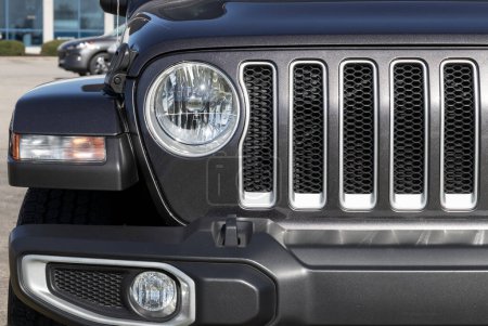 Foto de Lafayette - Circa Noviembre 2022: Jeep Wrangler exhibición en un concesionario Stellantis. Jeep ofrece el Wrangler en los modelos Sport, Sahara y Rubicon. - Imagen libre de derechos