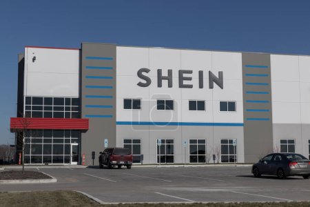 Foto de Whitestown - Circa Noviembre 2022: Centro de distribución de comercio electrónico SHEIN. SHEIN es una de las tiendas de moda y accesorios más grandes del mundo. - Imagen libre de derechos