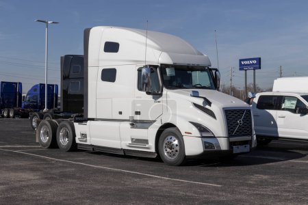 Foto de Indianápolis - Circa Noviembre 2022: Volvo Semi Tractor Trailer Big Rig Truck exhibición en un concesionario. Volvo Trucks es uno de los mayores fabricantes de camiones. - Imagen libre de derechos