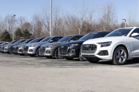 Téléchargez les photos : Indianapolis - Vers décembre 2022 : Audi présente une nouvelle voiture chez un concessionnaire. Audi est un constructeur automobile allemand de véhicules de luxe. - en image libre de droit