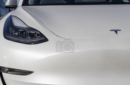 Foto de Indianápolis - Circa Diciembre 2022: Tesla EV vehículos eléctricos en exhibición. Productos Tesla incluyen coches eléctricos, almacenamiento de energía de la batería y paneles solares. - Imagen libre de derechos