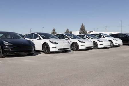 Foto de Indianápolis - Circa Diciembre 2022: Tesla EV vehículos eléctricos en exhibición. Productos Tesla incluyen coches eléctricos, almacenamiento de energía de la batería y paneles solares. - Imagen libre de derechos