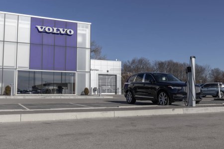 Téléchargez les photos : Indianapolis - Vers décembre 2022 : concessionnaire Volvo de voitures et de VUS. Volvo est une filiale de la société automobile chinoise Geely. - en image libre de droit