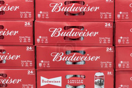 Foto de Indianapolis - Circa January 2023: Budweiser beer display. Budweiser is part of AB InBev, the largest beer company in the world. - Imagen libre de derechos