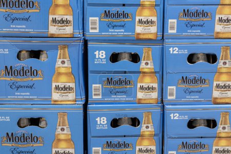Foto de Indianapolis - Circa January 2023: Modelo beer display. Modelo beer is brewed in Mexico for AB InBev. - Imagen libre de derechos